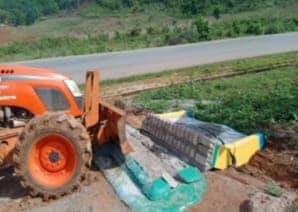 (စစ်ကောင်စီတပ်ဖျက်ဆီးခဲ့သော ရွာအဝင်ဆိုင်းဘုတ်များအား တွေ့ရစဥ်။ ဓာတ်ပုံ - TNLA ပြန်ကြားရေး)