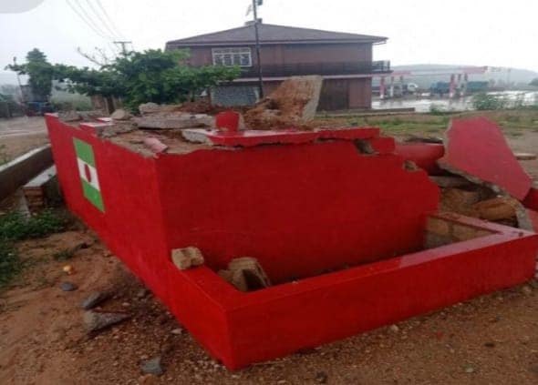 (စစ်ကောင်စီတပ်ဖျက်ဆီးခဲ့သော ရွာအဝင်ဆိုင်းဘုတ်များအား တွေ့ရစဥ်။ ဓာတ်ပုံ - TNLA ပြန်ကြားရေး)
