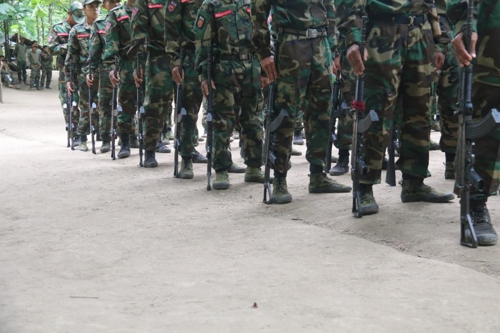 (မကွေးတိုင်းရှိ ပြည်သူ့ကာကွယ်ရေးတပ်မတော် (PDF)တပ်ရင်း ငါးခုကို လက်နက်များတပ်ဆင်ပေးနေစဉ်။ ဓာတ်ပုံ- MOD/NUG)
