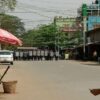 (စစ်အာဏာရှင်ဆန့်ကျင်​ရေး ငြိမ်းချမ်းစွာဆန္ဒပြ​နေ​သော ​ကောလင်းမြို့ခံများအား အကြမ်းဖက်စစ်​ကောင်စီလက်ပါး​စေများက ဖြိုခွင်းရန် ကြိုးပမ်း​နေသည်ကို ၂၀၂၁မတ်လအတွင်းက ​တွေ့ရစဥ်)