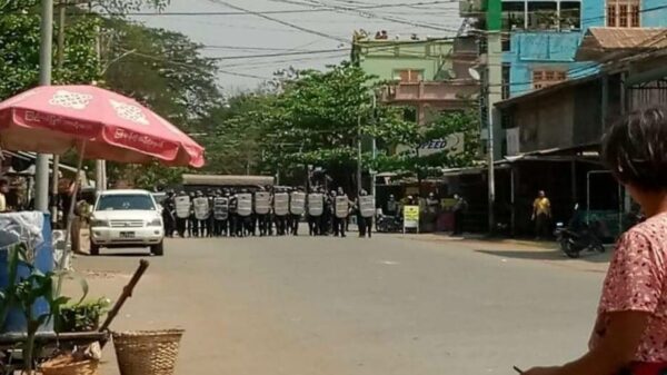 (စစ်အာဏာရှင်ဆန့်ကျင်​ရေး ငြိမ်းချမ်းစွာဆန္ဒပြ​နေ​သော ​ကောလင်းမြို့ခံများအား အကြမ်းဖက်စစ်​ကောင်စီလက်ပါး​စေများက ဖြိုခွင်းရန် ကြိုးပမ်း​နေသည်ကို ၂၀၂၁မတ်လအတွင်းက ​တွေ့ရစဥ်)