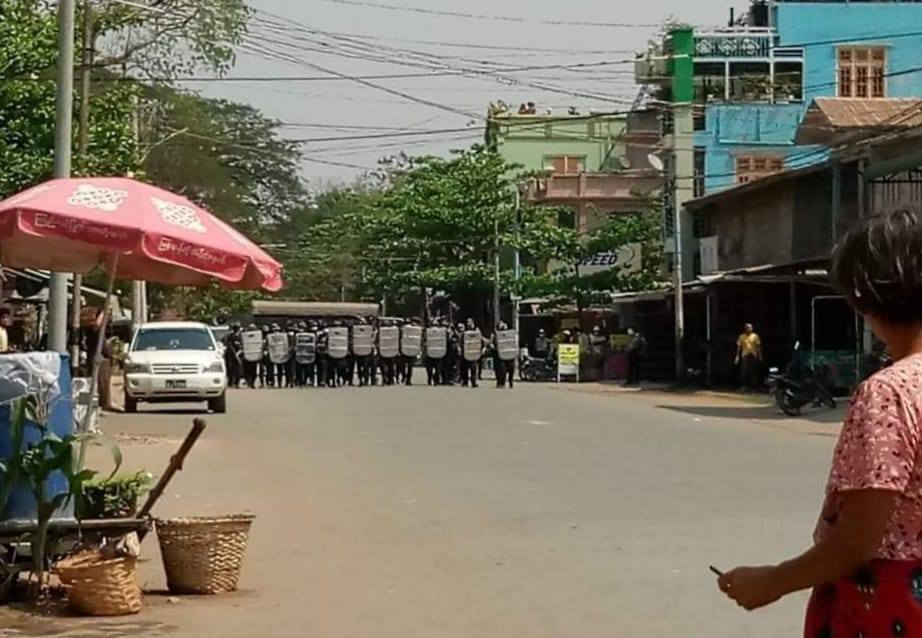 (စစ်အာဏာရှင်ဆန့်ကျင်​ရေး ငြိမ်းချမ်းစွာဆန္ဒပြ​နေ​သော ​ကောလင်းမြို့ခံများအား အကြမ်းဖက်စစ်​ကောင်စီလက်ပါး​စေများက ဖြိုခွင်းရန် ကြိုးပမ်း​နေသည်ကို ၂၀၂၁မတ်လအတွင်းက ​တွေ့ရစဥ်)