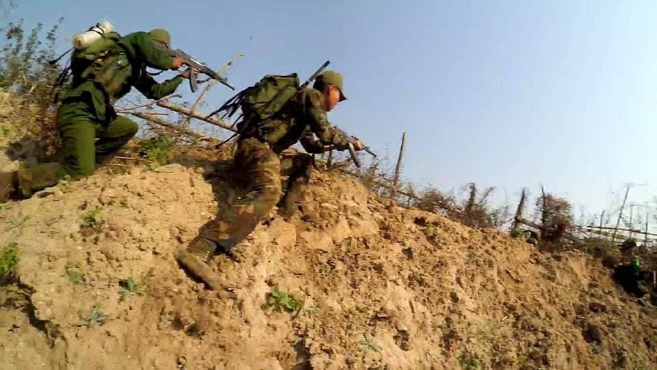 (ရှမ်းပြည်နယ်၊ မြောက်ပိုင်း မိုးမိတ်မြို့နယ် ကျောက်မောရွာရှိ ရဲကင်းစခန်းတိုက်ခိုက်နေသော ရဲဘော်များနှင့် သိမ်းဆည်းရရှိသော လက်နက်ခဲယမ်းများ။ ဓာတ်ပုံ - Nothern ABSDF