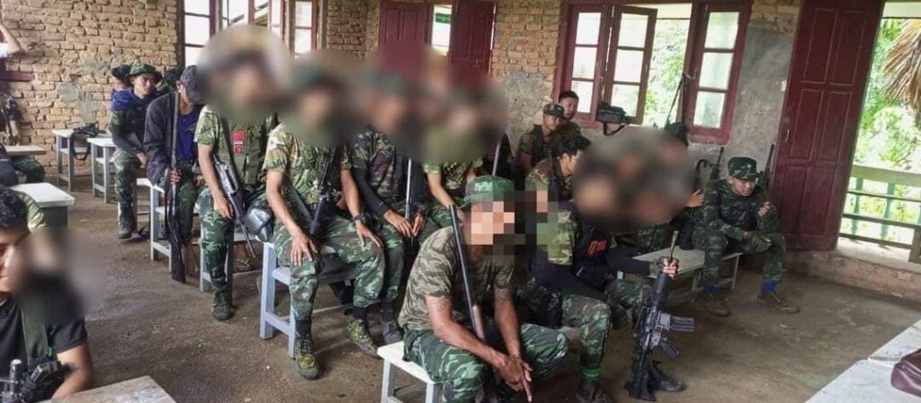 (တနင်္သာရီတိုင်းစစ်ဒေသခွဲစစ်ရေးတာဝန်ခံက တနင်္သာရီတိုင်းရှိ PDFများနှင့်တွေ့ဆုံဆွေးနွေးနေစဥ်။ ဓါတ်ပုံ-တနင်္သာရီတိုင်းစစ်ဒေသခွဲ)