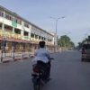 (မုံရွာမြို့တွင် ဆိုင်ကယ်မောင်နှင်လာသော အမျိုးသားတစ်ဦးအား တွေ့ရစဥ်။ ဓာတ်ပုံ-CJ)