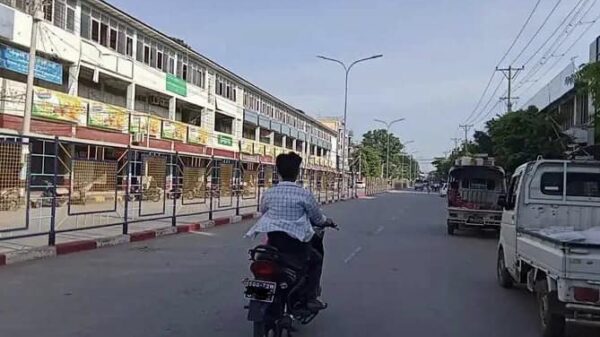 (မုံရွာမြို့တွင် ဆိုင်ကယ်မောင်နှင်လာသော အမျိုးသားတစ်ဦးအား တွေ့ရစဥ်။ ဓာတ်ပုံ-CJ)