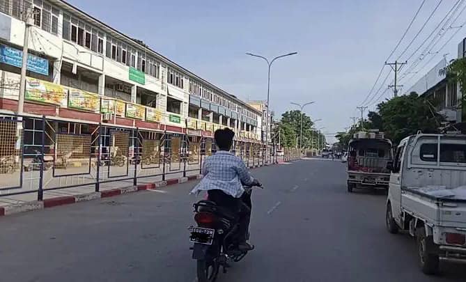 (မုံရွာမြို့တွင် ဆိုင်ကယ်မောင်နှင်လာသော အမျိုးသားတစ်ဦးအား တွေ့ရစဥ်။ ဓာတ်ပုံ-CJ)