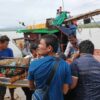 (စစ်တပ်၏ လက်နက်ကြီးကျည်ဆထိမှန်မှုကြောင့် ထိခိုက်ဒဏ်ရာရထားသူအား တွေ့ရစဥ်။ ဓာတ်ပုံ - ပေးပို့)