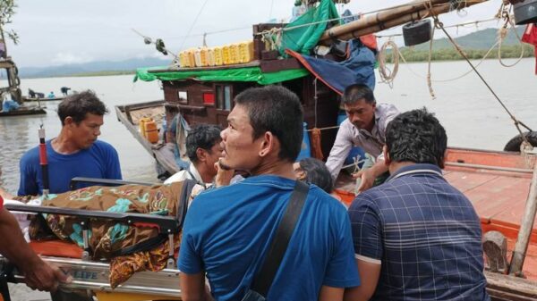 (စစ်တပ်၏ လက်နက်ကြီးကျည်ဆထိမှန်မှုကြောင့် ထိခိုက်ဒဏ်ရာရထားသူအား တွေ့ရစဥ်။ ဓာတ်ပုံ - ပေးပို့)