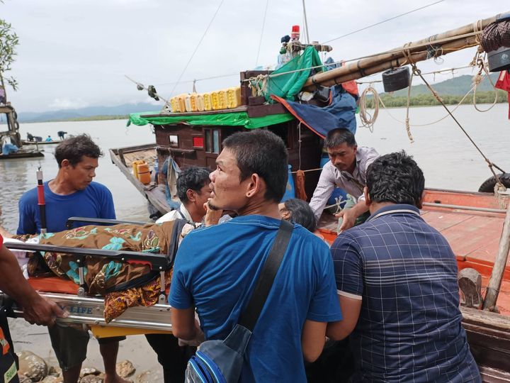 (စစ်တပ်၏ လက်နက်ကြီးကျည်ဆထိမှန်မှုကြောင့် ထိခိုက်ဒဏ်ရာရထားသူအား တွေ့ရစဥ်။ ဓာတ်ပုံ - ပေးပို့)