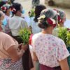 (​တော်လှန်ပြည်သူများ၊​တော်လှန်​ရေးအင်အားစုများက ပန်းသပိတ်ကို ပုံစံမျိုးစုံဆင်နွှဲ​နေကြစဥ်။ဓါတ်ပုံ-CJ)