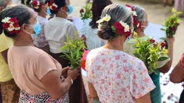 (​တော်လှန်ပြည်သူများ၊​တော်လှန်​ရေးအင်အားစုများက ပန်းသပိတ်ကို ပုံစံမျိုးစုံဆင်နွှဲ​နေကြစဥ်။ဓါတ်ပုံ-CJ)