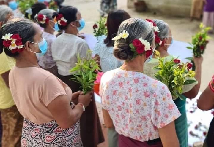 (​တော်လှန်ပြည်သူများ၊​တော်လှန်​ရေးအင်အားစုများက ပန်းသပိတ်ကို ပုံစံမျိုးစုံဆင်နွှဲ​နေကြစဥ်။ဓါတ်ပုံ-CJ)
