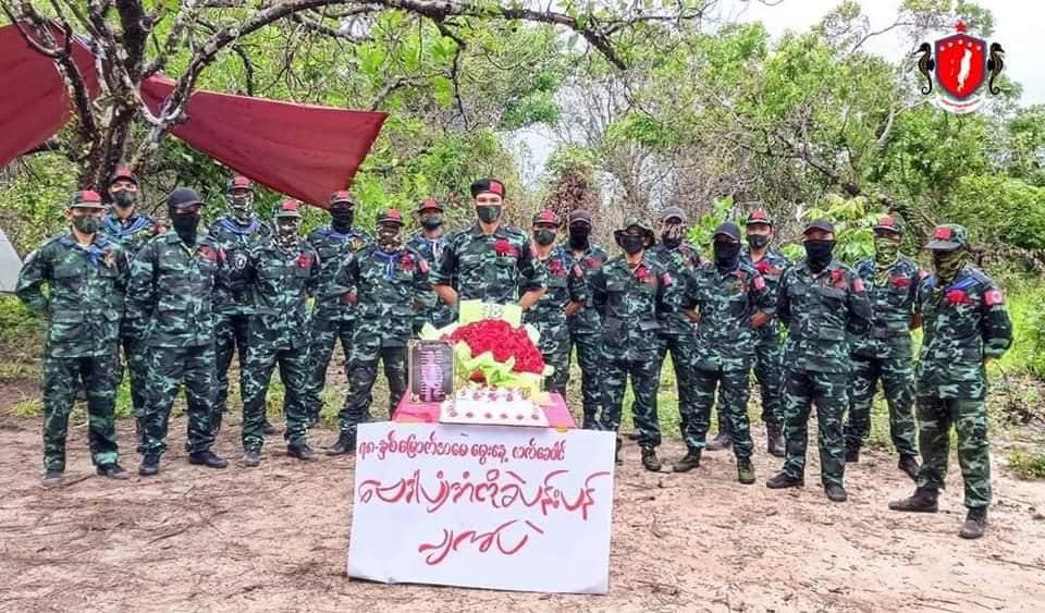 (တော်လှန်ပြည်သူများ၊တော်လှန်ရေးအင်အားစုများက ပန်းသပိတ်ကို ပုံစံမျိုးစုံဆင်နွှဲနေကြစဥ်။ဓါတ်ပုံ-CJ)