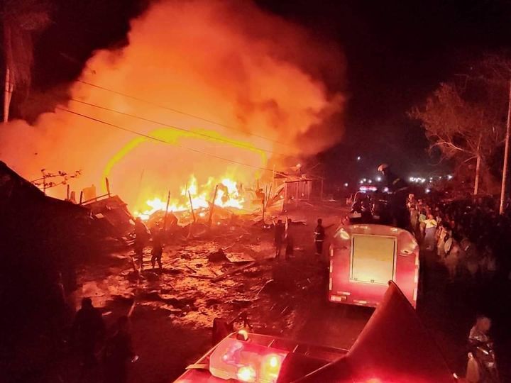 (မီးလောင်ကျွမ်းနေသည်ကို တွေ့ရစဥ်။ ဓာတ်ပုံ - ရခိုင်ပြည်နယ်မီးသတ်ဦးစီးဌာန ဖေ့စ်ဘွတ်ခ်)