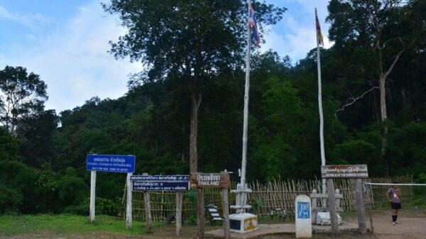 (ထိုင်းနိုင်ငံ မယ်ဟောင်ဆောင်နှင့် ကယားပြည်နယ် မယ်စဲ့မြို့ကို ဆက်သွယ်ထားသည့် နယ်စပ် ကုန်သွယ်ရေး ဂိတ် (BP-13)အား တွေ့ရစဥ်။ ဓာတ်ပုံ - Linzawhtut Htut facebook)