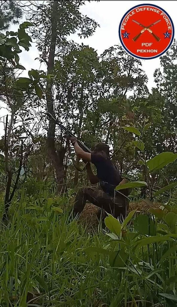 (ကရင်နီပူးပေါင်းတပ်ကသိမ်းဆည်းရရှိသောလက်နက်ခဲယမ်းအချို့နှင့် တိုက်ပွဲဝင်နေသော ဖယ်ခုံPDF တက်ဖွဲ့ဝင်အချို့ ။ ဓါတ်ပုံ- PDF-Pekhon)
