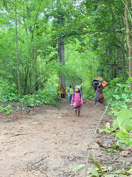 (တိုက်ပွဲကြောင့် ဘေးလွတ်ရာတိမ်းရှောင်နေရသော မယ်စဲ့မြို့နယ်ရှိ ဒေသခံပြည်သူများနှင့် မယ်စဲ့မြို့တည်နေရာကိုတွေ့ရစဥ်။ ဓာတ်ပုံ - Kantarawaddy Times)