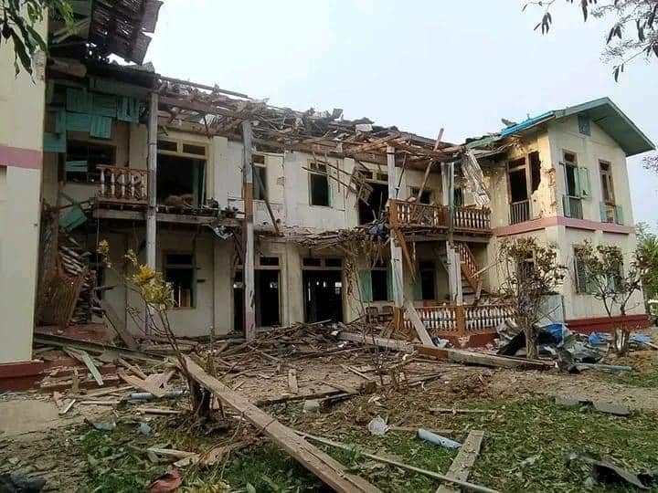 (ပြီးခဲ့သည့်မေလ ၂၃ရက်က စစ်ကောင်စီတပ်လက်နက်ကြီးပစ်ခတ်၍ ပျက်စီးသွားသော ရွာသာယာဘုန်းကြီးကျောင်းအား တွေ့ရစဉ်။ ဓာတ်ပုံ - IR)
