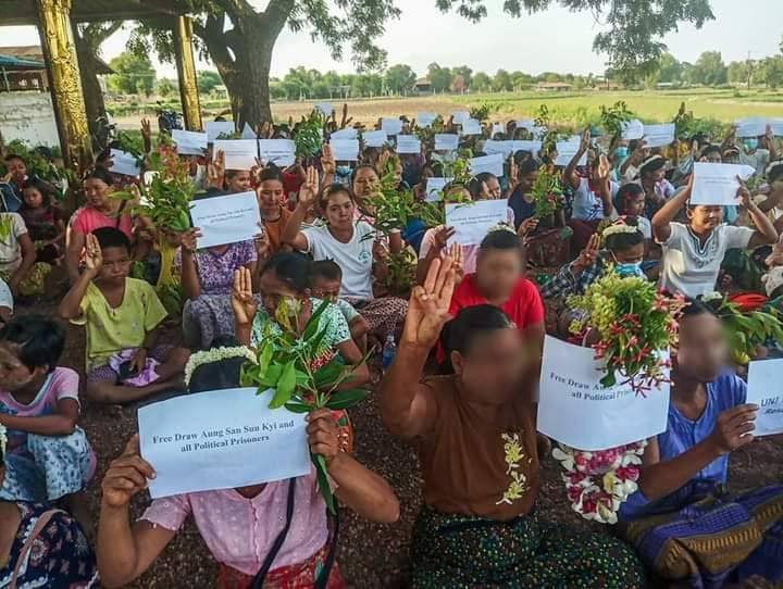 (တော်လှန်ပြည်သူများ၊တော်လှန်ရေးအင်အားစုများက ပန်းသပိတ်ကို ပုံစံမျိုးစုံဆင်နွှဲနေကြစဥ်။ဓါတ်ပုံ-CJ)