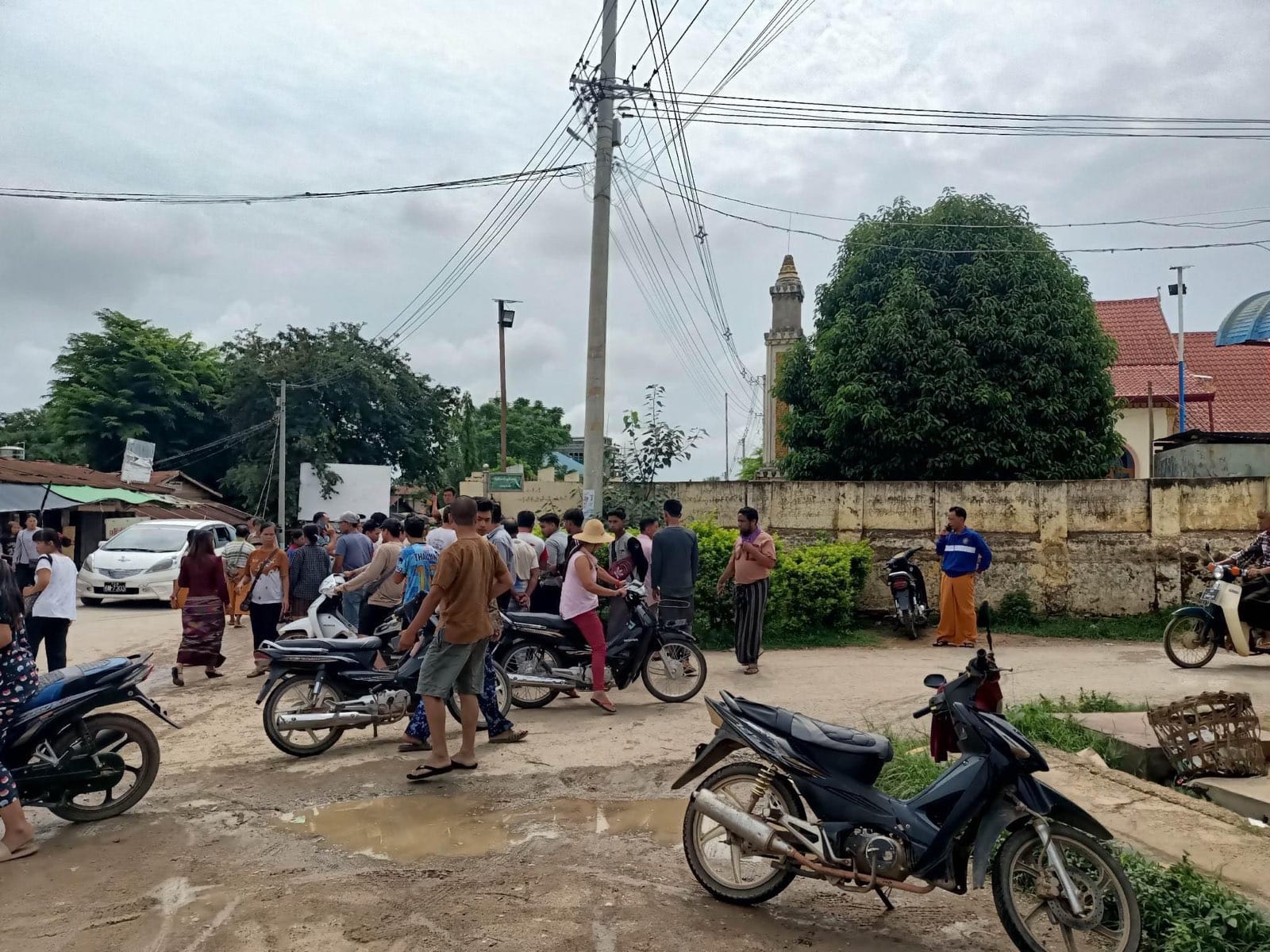 (ဇွန် ၁၅ရက်နံနက်က လဲချားမြို့တွင် အမျိုးသားတစ်ဦး​သေနတ်ဖြင့်ပစ်ခံရပြီး​နောက်​တွေ့ရစဥ်နှင့် လဲချားမြို့တည်​နေရာကို Google Map တွင်​တွေ့ရမှု။ဓါတ်ပုံ-CJ)