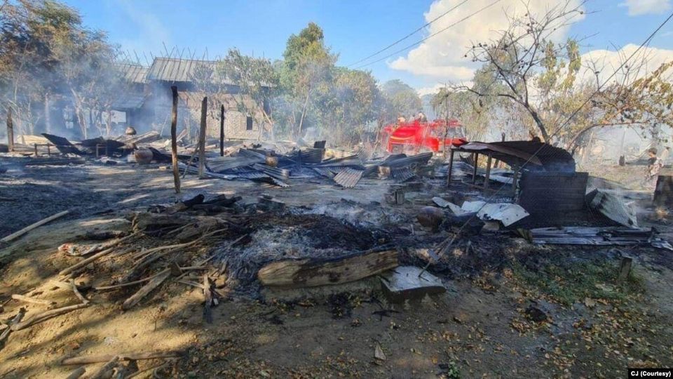 (စစ်ကိုင်းတိုင်း မြောင်မြို့နယ်ရှိ စစ်ကောင်စီတပ် မီးရှို့ဖျက်ဆီးထားသော ကျေးရွာတစ်ရွာအား တွေ့ရစဥ်။ ဓာတ်ပုံ - CJ)