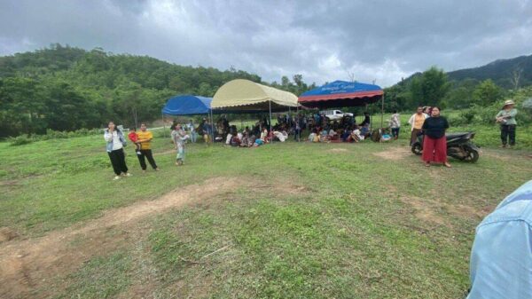 (တိုက်ပွဲကြောင့် ဘေးလွတ်ရာတိမ်းရှောင်နေရသော မယ်စဲ့မြို့နယ်ရှိ ဒေသခံပြည်သူများအား တွေ့ရစဥ်။ ဓာတ်ပုံ - Kantarawaddy Times)