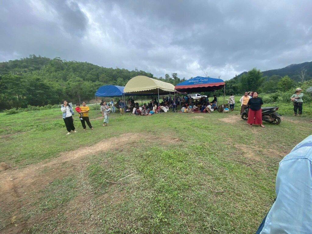 (တိုက်ပွဲကြောင့် ဘေးလွတ်ရာတိမ်းရှောင်နေရသော မယ်စဲ့မြို့နယ်ရှိ ဒေသခံပြည်သူများအား တွေ့ရစဥ်။ ဓာတ်ပုံ - Kantarawaddy Times)