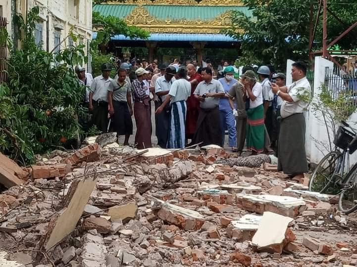 (ဇွန်လ ၇ရက်ကငလျင်ကြောင့်မအူပင်တက္ကသိုလ်အဆောက်အဦ ထိခိုက်ပျက်စီးမှု ၊မအူပင် မြို့ရှိရွှေဘုန်းမြင့်ဘုရား ထီးတော်ကွေးသွားနေမှုနှင့် အုတ်တံတိုင်းပြိုကျစဥ်။ ဓါတ်ပုံ-CJ)