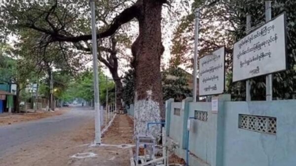 (ပခုက္ကူမြို့လျှပ်စစ်ရုံးအား တွေ့ရစဥ်။ ဓာတ်ပုံ - CJ)