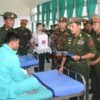 လူမြင်ကွင်းရှေ့ထွက်ပြလာတဲ့ နမခစစ်တိုင်းမှူး ဗိုလ်ချုပ်သန်းထိုက် (ဝဲဘက်အစွန်)