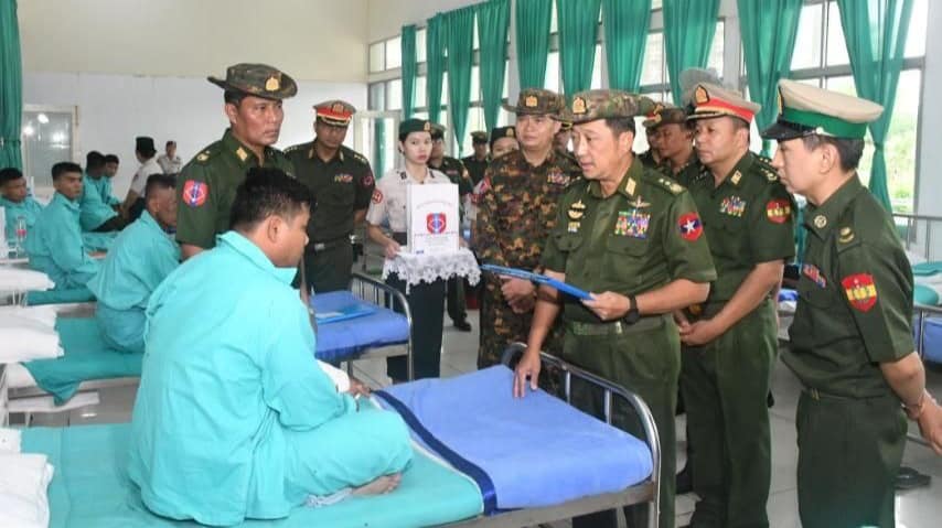 လူမြင်ကွင်းရှေ့ထွက်ပြလာတဲ့ နမခစစ်တိုင်းမှူး ဗိုလ်ချုပ်သန်းထိုက် (ဝဲဘက်အစွန်)