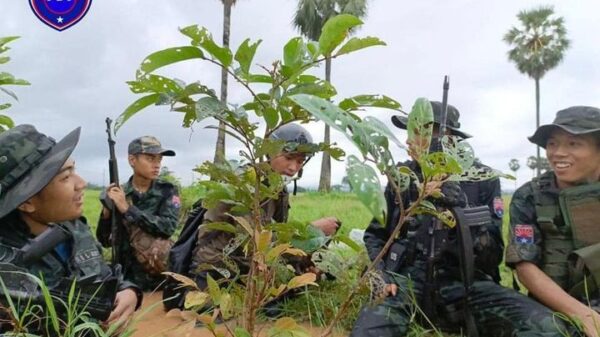 (ပူးပေါင်းတပ်မှ ရဲဘော်များအား တွေ့ရစဉ်။ ဓာတ်ပုံ - ကျားသစ်နက်စစ်ကြောင်း)