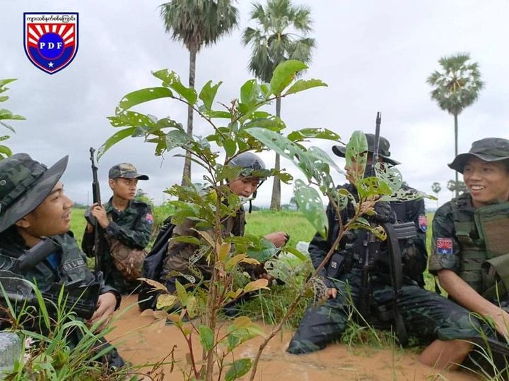 (ပူးပေါင်းတပ်မှ ရဲဘော်များအား တွေ့ရစဉ်။ ဓာတ်ပုံ - ကျားသစ်နက်စစ်ကြောင်း)