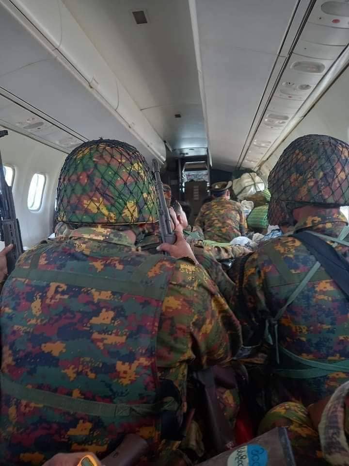 (ကရင်နီပြည်သို့ ၂၀၂၂ ခုနှစ်တွင်စစ်ကောင်စီကစစ်ကူစစ်သားများကို လေကြောင်းမှ ပို့ဆောင်ခဲ့စဥ်။ဓါတ်ပုံ-CJ)
