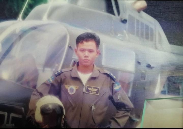 (လေဆိပ်၏ လုံခြုံရေးအရာရှိချုပ် ဗိုလ်မှူးဟောင်းရဲခိုင်အား တွေ့ရစဉ်)