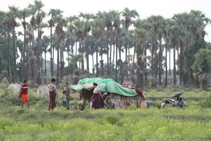 ဆားလင်းကြီးနယ်ရှိ စစ်ရှောင်ပြည်သူအချို့အား တွေ့ရစဥ်။ ဓာတ်ပုံ-အညာပစ်တိုင်းထောင်လေးများ