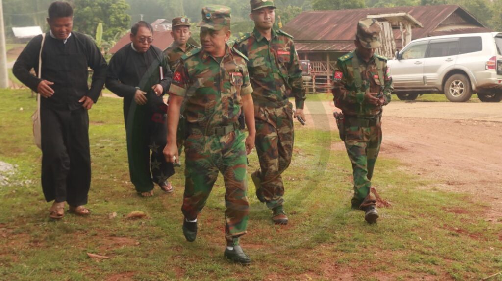 (ကွတ်ခိုင်မြို့နယ်အတွင်းရှိ ကျေးရွာများကို တအာင်းတပ်မတော် (TNLA)စစ်ဦးစီးချုပ် သွားရောက်တွေ့ဆုံနေစဥ်။ ဓာတ်ပုံ - News & Information Department)