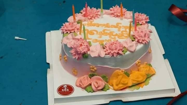 (တော်လှန်ပြည်သူများ၊တော်လှန်ရေးအင်အားစုများက ပန်းသပိတ်ကို ပုံစံမျိုးစုံဆင်နွှဲနေကြစဥ်။ဓါတ်ပုံ-CJ)