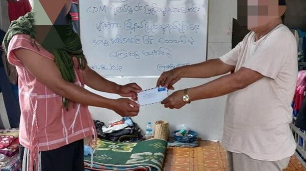 (ကြာအင်းဆိပ်ကြီး မြို့နယ်ရှိ CDM ရဲတပ်ဖွဲ့ဝင်များအား ထောက်ပံ့ငွေပေးအပ်နေစဉ်။ ဓာတ်ပုံ - ကြာအင်းဆိပ်ကြီး(ပအဖ))