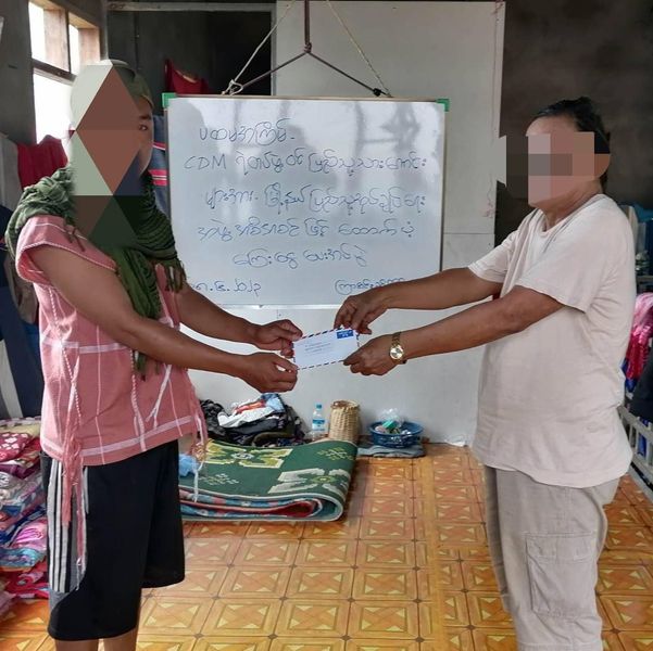 (ကြာအင်းဆိပ်ကြီး မြို့နယ်ရှိ CDM ရဲတပ်ဖွဲ့ဝင်များအား ထောက်ပံ့ငွေပေးအပ်နေစဉ်။ ဓာတ်ပုံ - ကြာအင်းဆိပ်ကြီး(ပအဖ))
