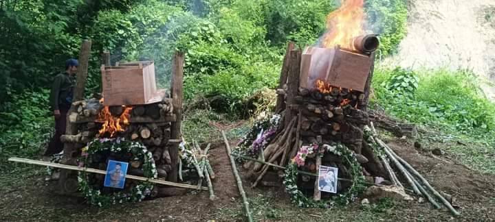 (ထီးလင်းမြို့နယ်တိုက်ပွဲတွင် ကျဆုံးခဲ့သည့် ကာကွယ်ရေးတပ်ဖွဲ့ဝင် နှစ်ဦး၏ ဈာပနပြုလုပ်နေစဥ်။ ဓာတ်ပုံ - Yaw Revolution Army)