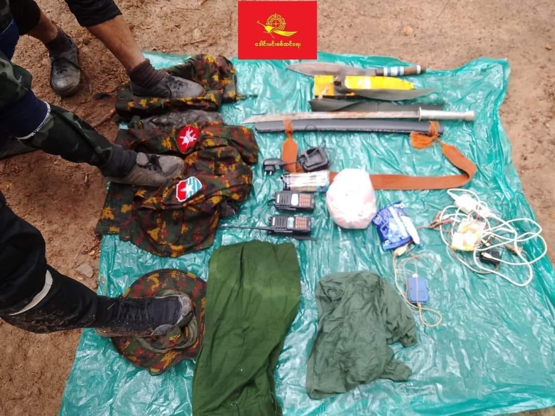 (စစ်တပ်နှင့် ပျူ ပူး​ပေါင်းစခန်းမှ PDF များသိမ်းဆည်းရရှိ​​သောပစ္စည်းအချို့နှင့်စခန်းကို မီးရှို့စဥ်။ ဓါတ်ပုံ- ​ဒေါင်းမင်းစစ်ဆင်​ရေး)