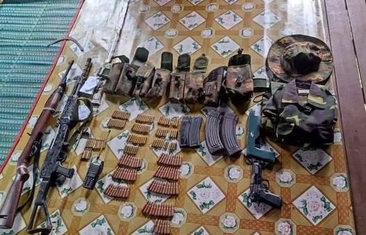 သိမ်းဆည်းရမိခဲ့သော လက်နက်များအား တွေ့ရစဥ်။ ဓာတ်ပုံ-WR