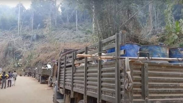(ထားဝယ်-ထီးခီးလမ်းပိုင်းတွင် ၂၀၂၂ ခုနှစ်ကတိုက်ခိုက်ခံရပြီး ရှေ့ဆက်မသွားနိုင်ဘဲ ရပ်ထားရသော စစ်ကောင်စီတပ်ယာဥ်များ(ပုံဟောင်း)/ဓါတ်ပုံ- CJ)