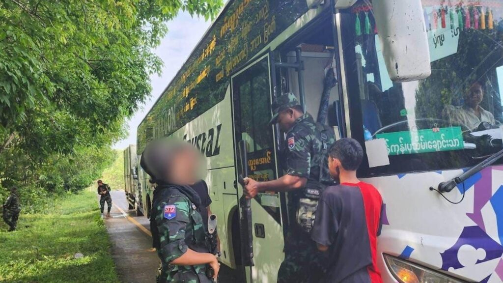 (KNLA/PDF များက ရေးမြို့နယ်မော့ကနင် နှင့် သံဖြူဇရပ်မြို့နယ် ကြားရှိ နေရာသုံးနေရာတွင်ယာဥ်များကိုစစ်ဆေးနေစဥ်။ဓါတ်ပုံ- J.O.C)