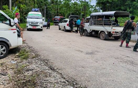 (ပုလောမြို့နယ် မြိတ် - ထားဝယ်လမ်းပိုင်းတွင် PDF တပ်ဖွဲ့များက ယာဥ်အသွားအလာများအား စစ်ဆေးနေစဥ်။ဓာတ်ပုံ - ပေးပို့)