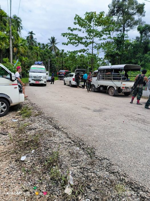 (ပုလောမြို့နယ် မြိတ် - ထားဝယ်လမ်းပိုင်းတွင် PDF တပ်ဖွဲ့များက ယာဥ်အသွားအလာများအား စစ်ဆေးနေစဥ်။ဓာတ်ပုံ - ပေးပို့)