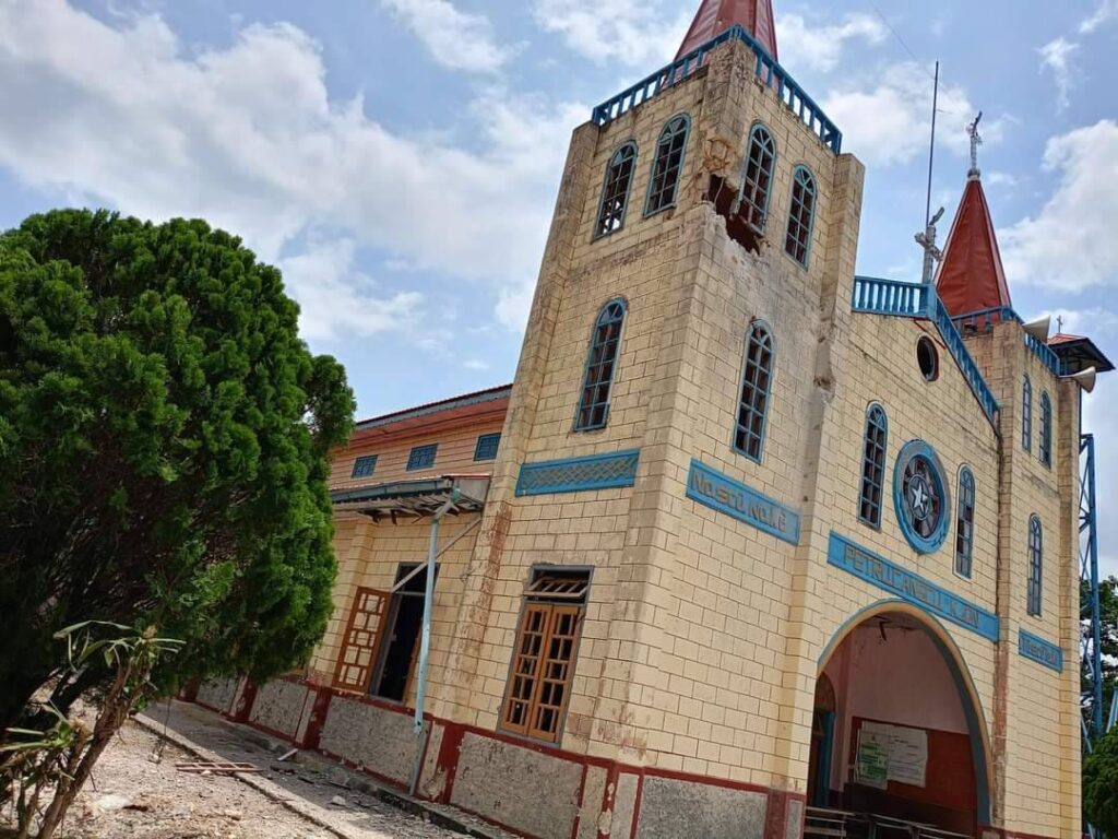 (ဇွန် ၁၆ညရက်မိုးဗြဲ မြို့တိုက်ပွဲ၌စစ်ကောင်စီတပ်၏လက်နက်ကြီးထိမှန်​​သောကြောင့် ထိခိုက်ပျက်စီးခဲ့သည့် ဘုရားကျောင်းနှင့်နေအိမ်များ။ဓာတ်ပုံ-MBPDF ရွှေလင်းယုန်တပ်ခွဲ)