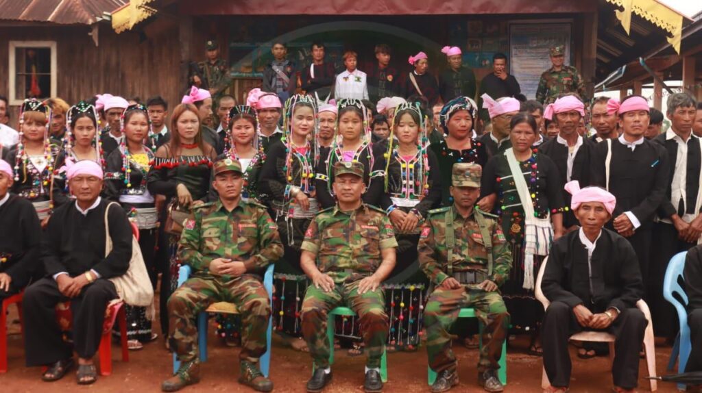 (ကွတ်ခိုင်မြို့နယ်အတွင်းရှိ ကျေးရွာများကို တအာင်းတပ်မတော် (TNLA)စစ်ဦးစီးချုပ် သွားရောက်တွေ့ဆုံနေစဥ်။ ဓာတ်ပုံ - News & Information Department)